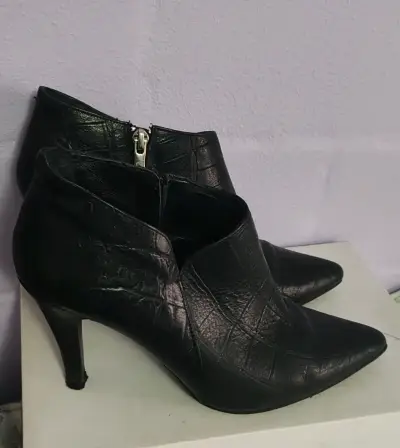 Botines de cuero negro con tacón alto - miniatura 1