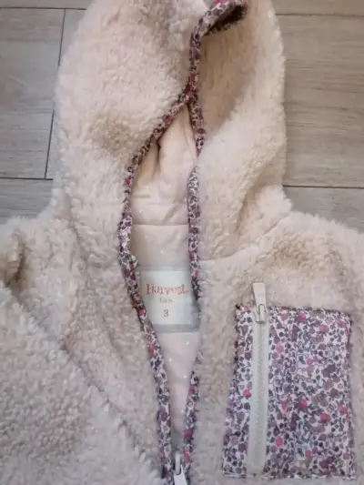Corderito acolchado con capucha para niñas - miniatura 2