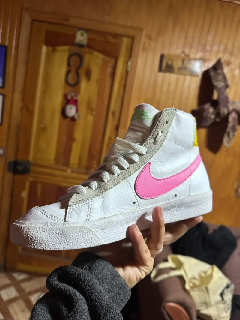 Zapatillas deportivas blancas con logo rosa