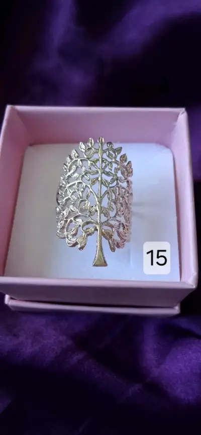 Anillo de plata con diseño de árbol - miniatura 3