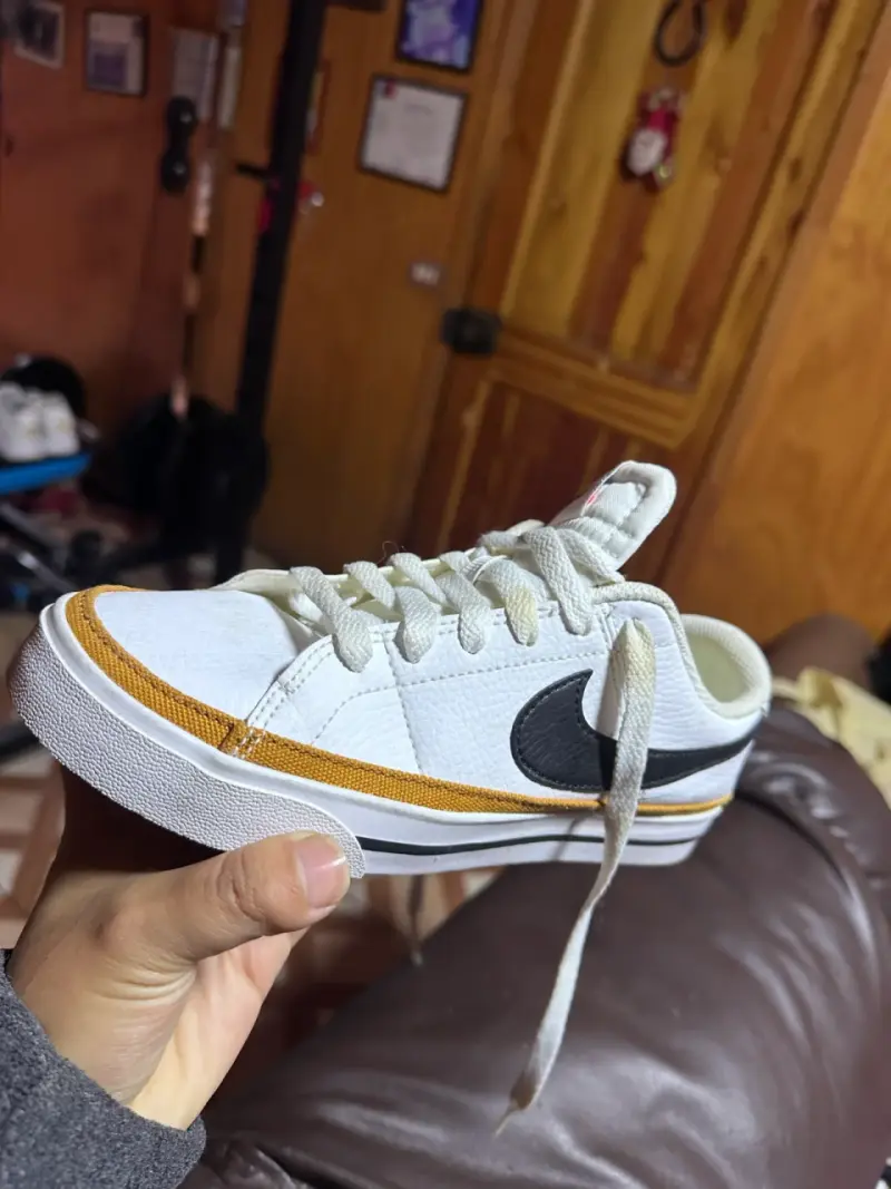 Zapatillas deportivas blancas con logo negro
