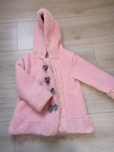 Abrigo infantil rosado con capucha y lazos decorativos - miniatura 1