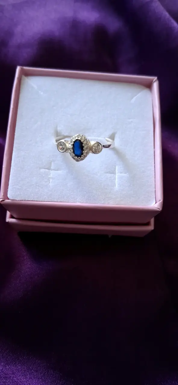 Anillo de plata con zafiro azul y circonitas - 1