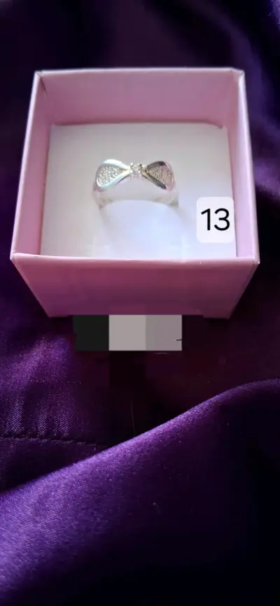 Anillo de plata con diseño de lazo y brillantes - miniatura 1