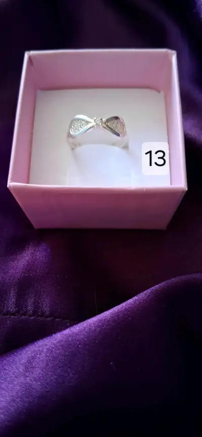 Anillo de plata con diseño de lazo y brillantes - miniatura 2