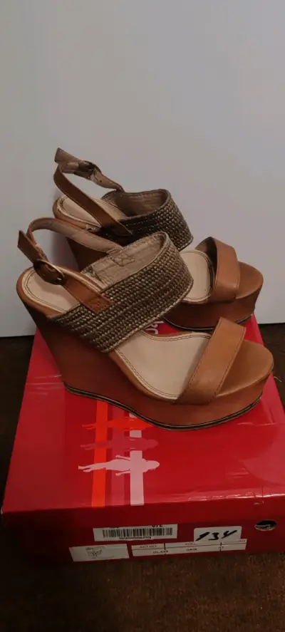 Sandalias de cuña marrón con hebilla ajustable - miniatura 1