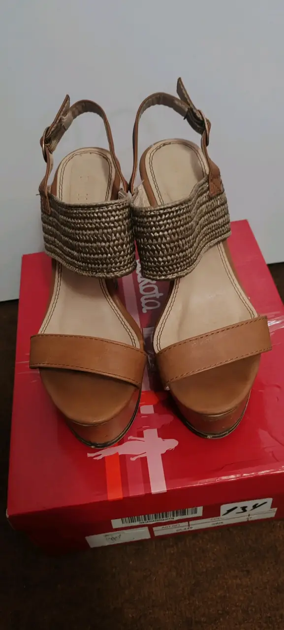 Sandalias de cuña marrón con hebilla ajustable - 2