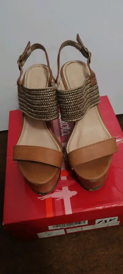 Sandalias de cuña marrón con hebilla ajustable - miniatura 2