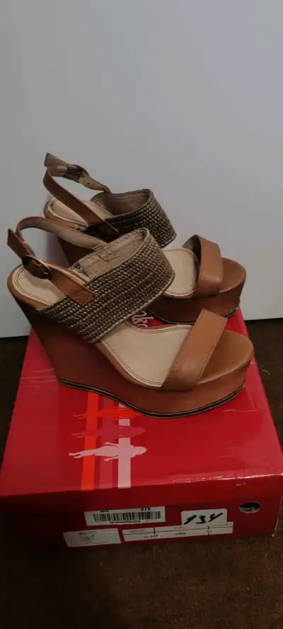 Sandalias de cuña marrón con hebilla ajustable - miniatura 4