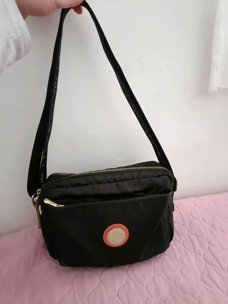 Bolso bandolera negro Kipling con múltiples compartimentos
