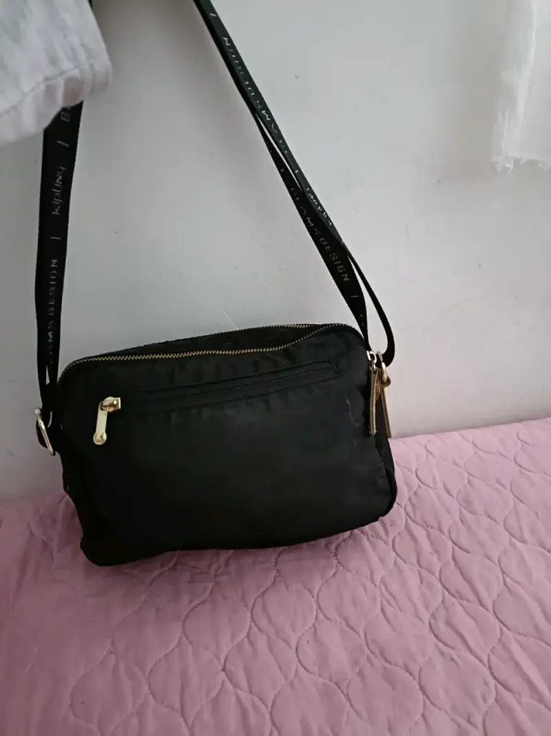 Bolso bandolera negro Kipling con múltiples compartimentos - 2