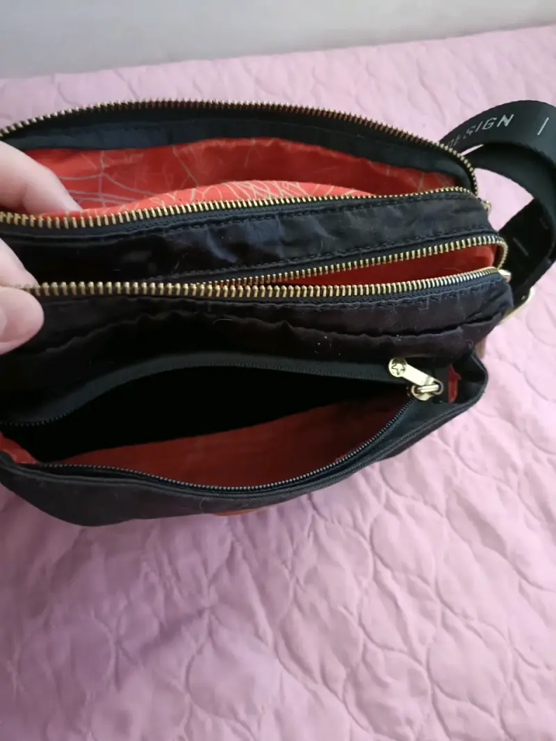 Bolso bandolera negro Kipling con múltiples compartimentos - 3