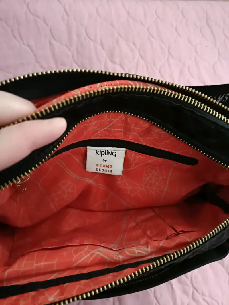 Bolso bandolera negro Kipling con múltiples compartimentos - 4