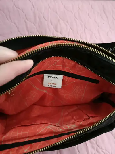 Bolso bandolera negro Kipling con múltiples compartimentos - miniatura 4