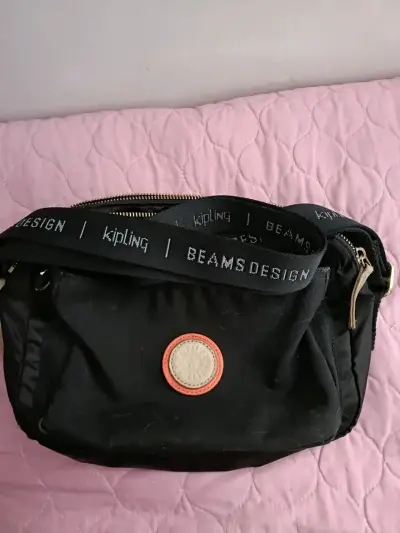 Bolso bandolera negro Kipling con múltiples compartimentos - miniatura 6