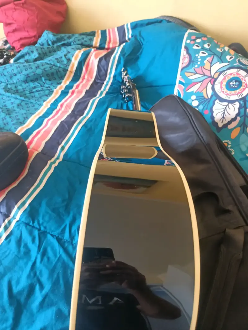 Guitarra acústica negra con funda - 2