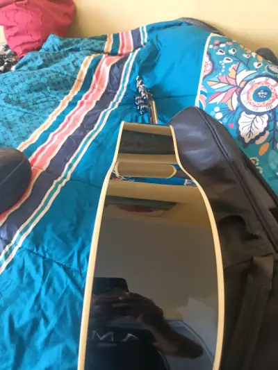 Guitarra acústica negra con funda - miniatura 2