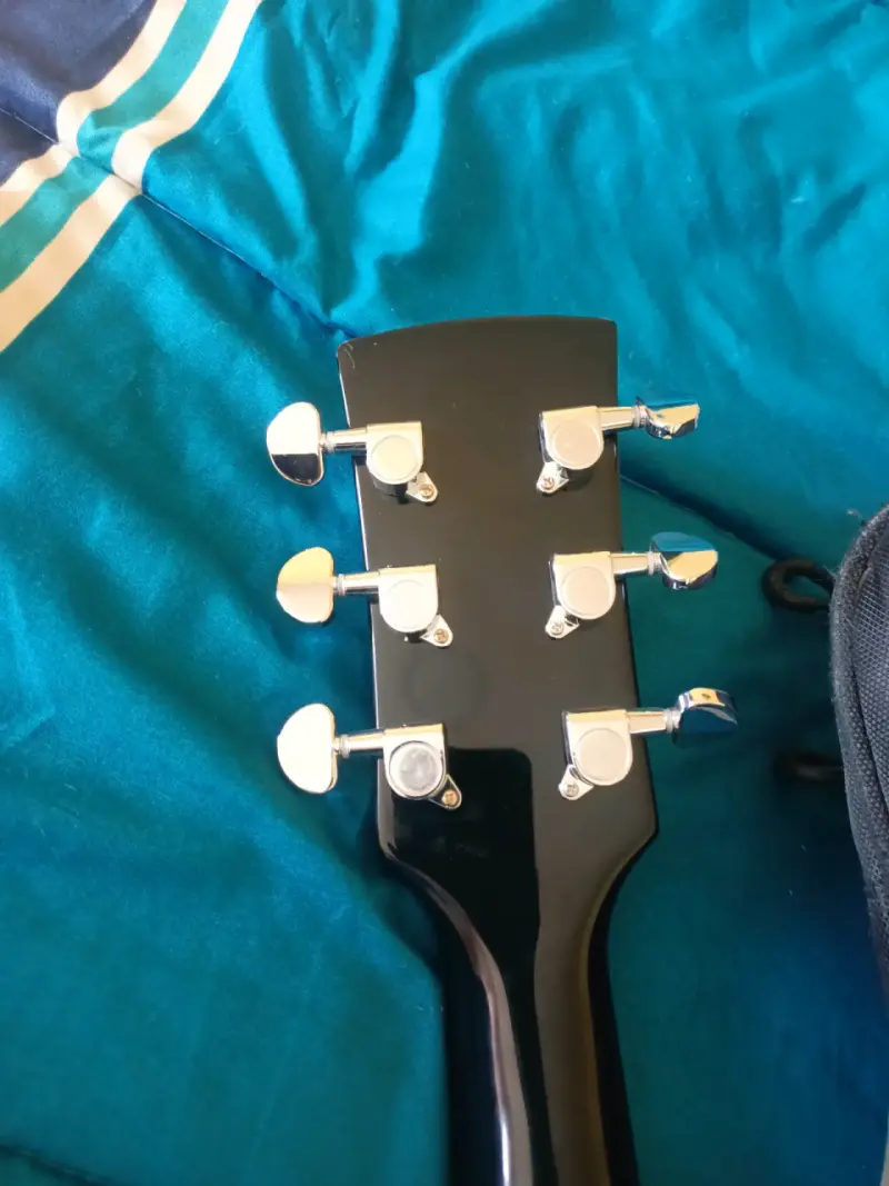 Guitarra acústica negra con funda - 3