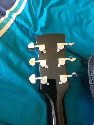 Guitarra acústica negra con funda - miniatura 3