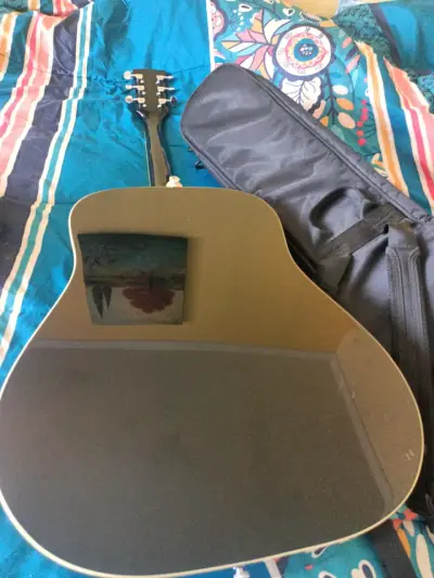 Guitarra acústica negra con funda - miniatura 4