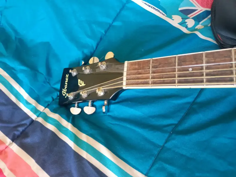 Guitarra acústica negra con funda - 5
