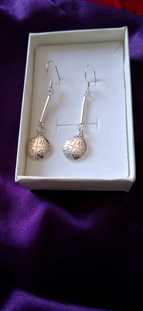 Aros colgantes de plata con diseño mapuche