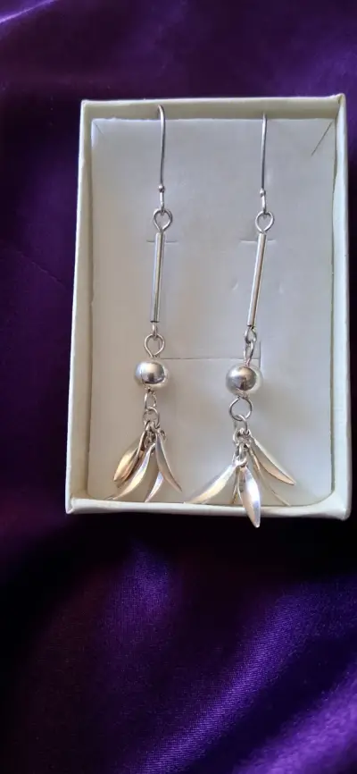Elegantes aros colgantes de plata - miniatura 1
