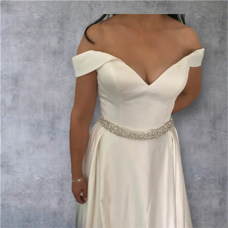 Vestido de novia blanco con escote corazón y cinturón de pedrería