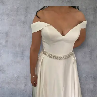 Vestido de novia blanco con escote corazón y cinturón de pedrería - miniatura 1