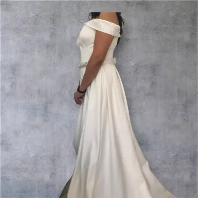 Vestido de novia blanco con escote corazón y cinturón de pedrería - miniatura 2