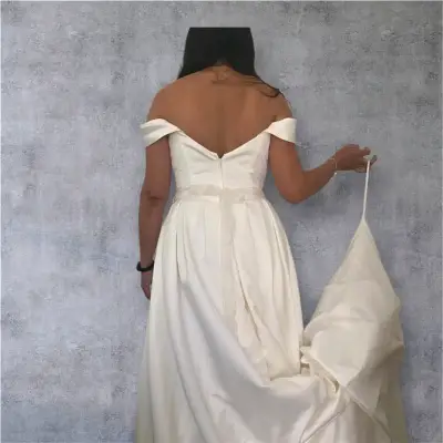 Vestido de novia blanco con escote corazón y cinturón de pedrería - miniatura 3