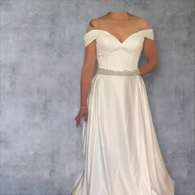 Vestido de novia blanco con escote corazón y cinturón de pedrería - miniatura 4