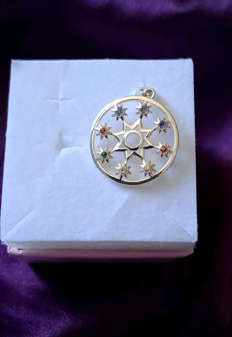 Colgante de plata con piedras de colores