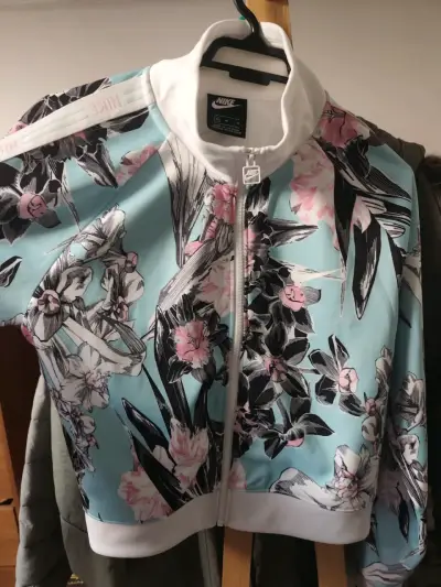 Chaqueta deportiva floral Nike para mujer - miniatura 1