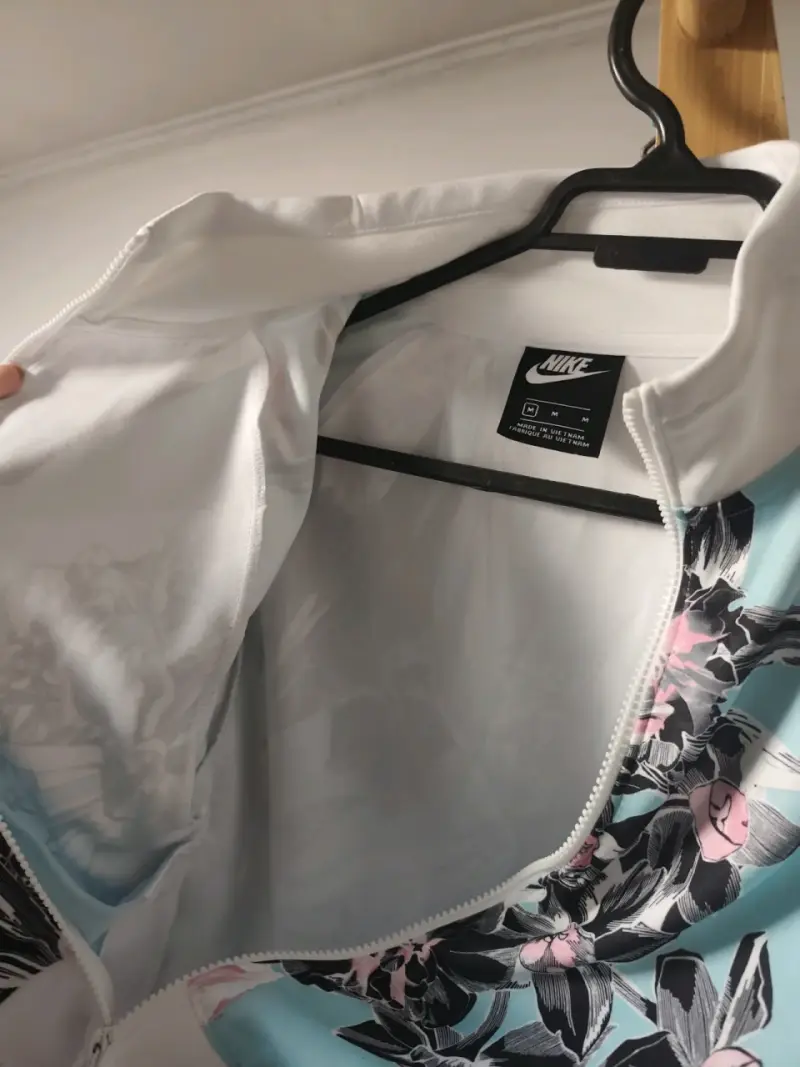 Chaqueta deportiva floral Nike para mujer - 4