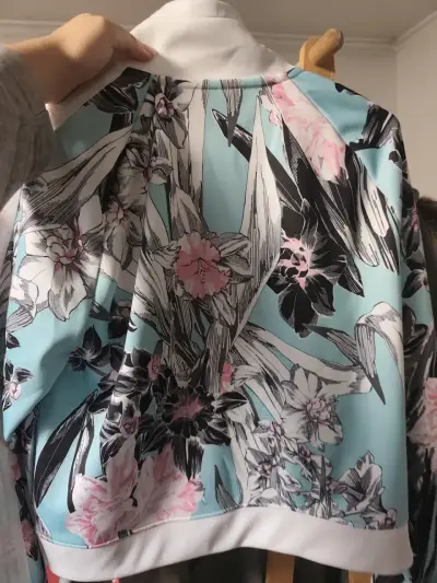 Chaqueta deportiva floral Nike para mujer - miniatura 5