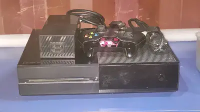 Consola Xbox One con control y cables - miniatura 1