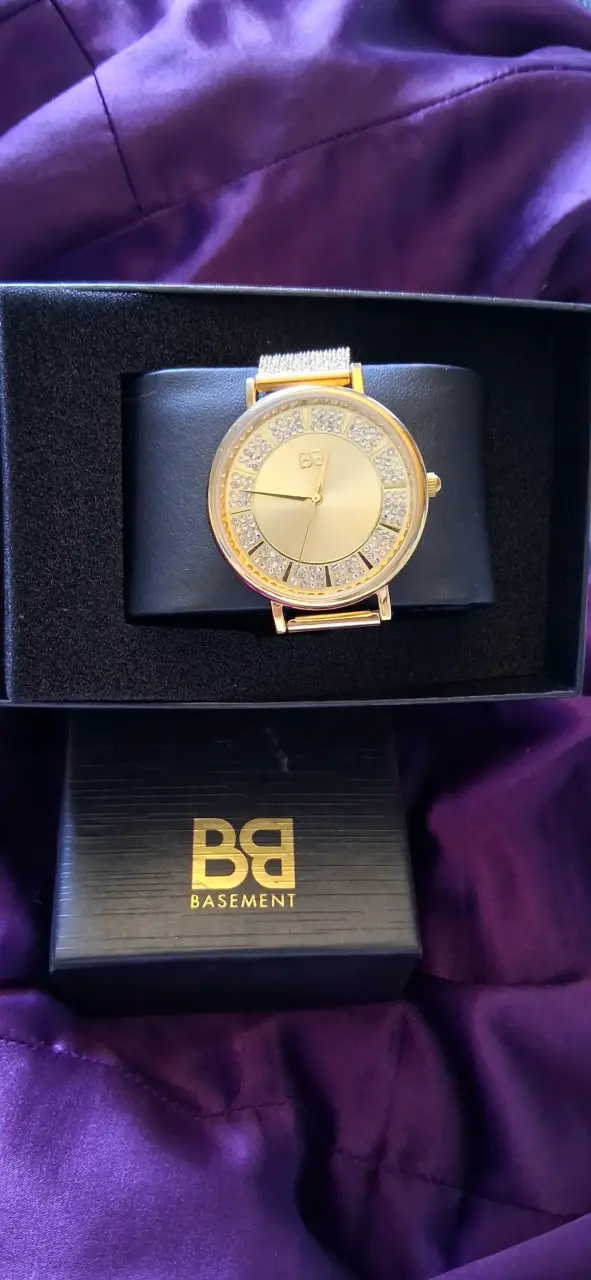 Reloj dorado con cristales Basement
