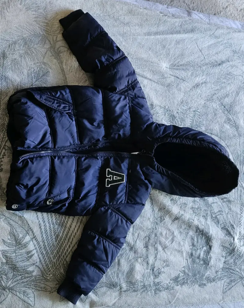 Chaqueta acolchada azul para niño con capucha - 1