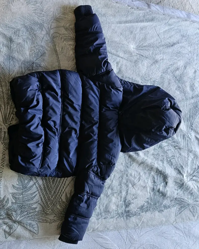 Chaqueta acolchada azul para niño con capucha - 2