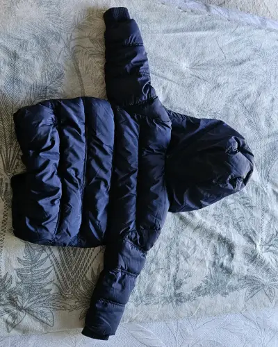 Chaqueta acolchada azul para niño con capucha - miniatura 2