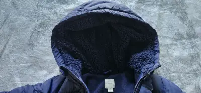 Chaqueta acolchada azul para niño con capucha - miniatura 3