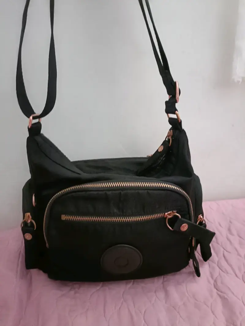 Bolso bandolera negro con múltiples bolsillos
