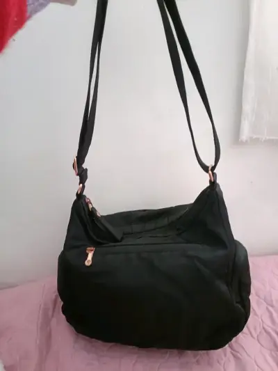Bolso bandolera negro con múltiples bolsillos - miniatura 2