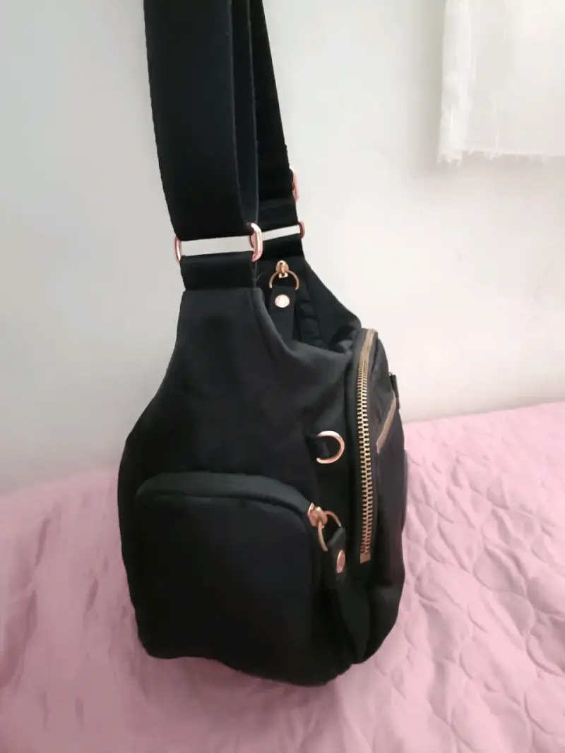 Bolso bandolera negro con múltiples bolsillos - 3