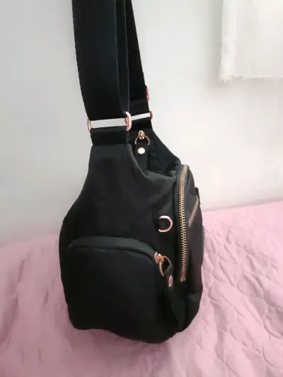 Bolso bandolera negro con múltiples bolsillos - miniatura 3