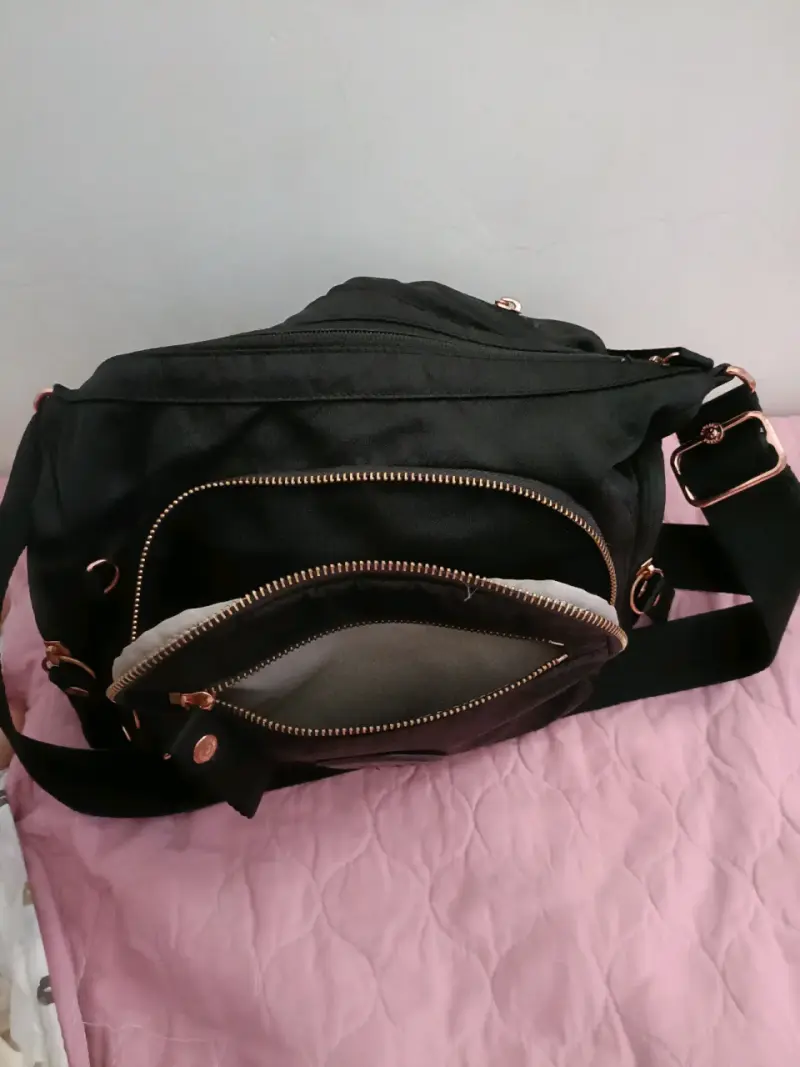 Bolso bandolera negro con múltiples bolsillos - 4