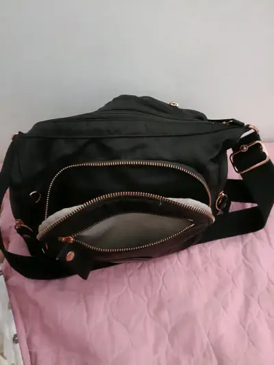 Bolso bandolera negro con múltiples bolsillos - miniatura 4