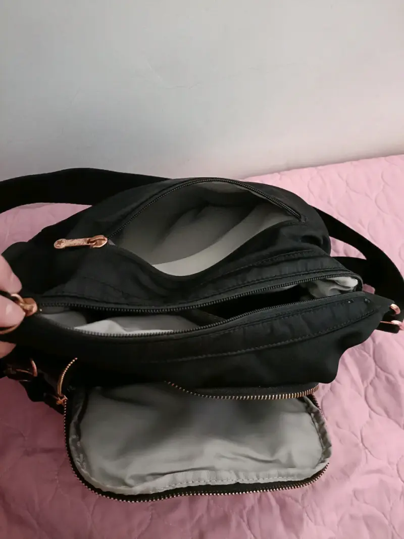 Bolso bandolera negro con múltiples bolsillos - 6