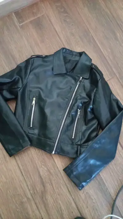 Chaqueta de cuero sintético negra con cierre - miniatura 1